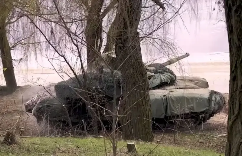 Западное СМИ: ВС РФ провели одно из крупнейших танковых наступлений на Авдеевском участке фронта