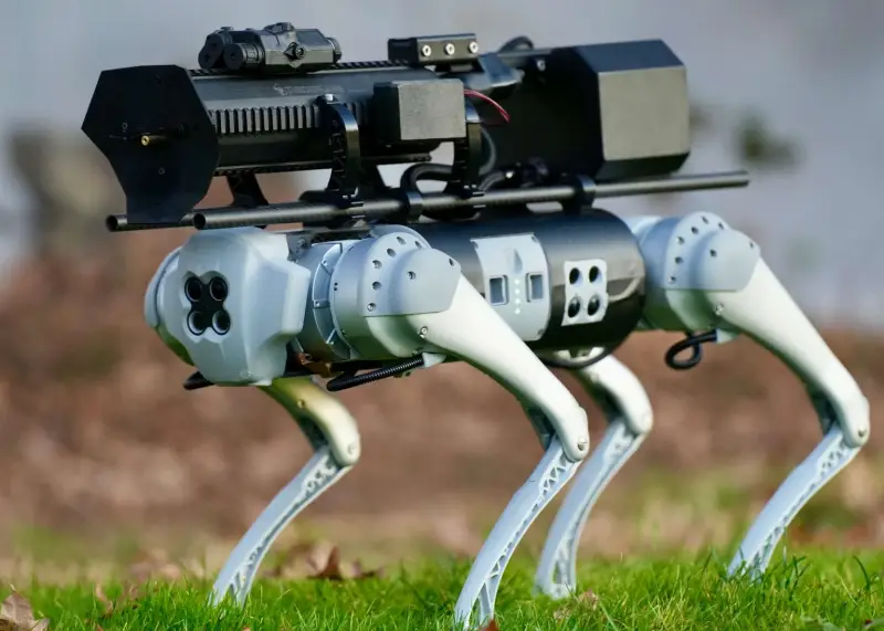 Câine robot care aruncă flăcări Thowflame Thermonator