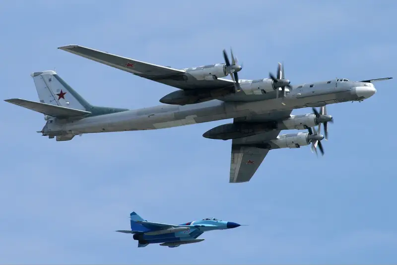 Российские стратегические ракетоносцы Ту-95МС выполнили плановый полет над Японским морем