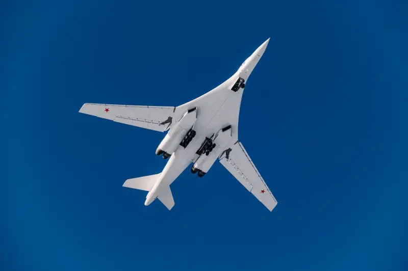 What should the strategic bomber of the near future be like?