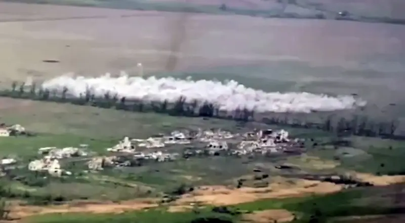 Vengono mostrati filmati di potenti attacchi delle forze aerospaziali russe contro le posizioni ucraine in direzione di Donetsk