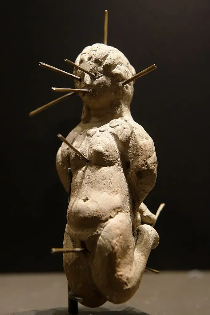 Женская кукла с иглами. IV век н.э. Лувр