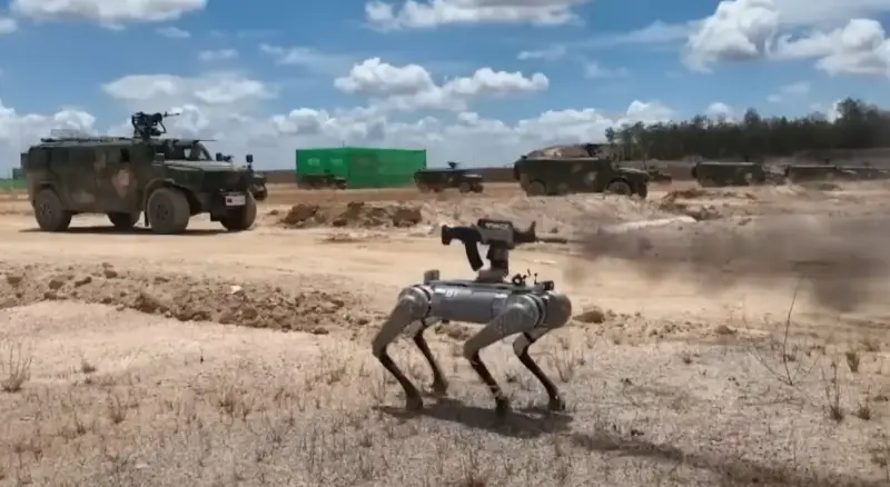 В одном строю с бронемашинами: китайская армия показала новые кадры применения «собак»-роботов на учениях