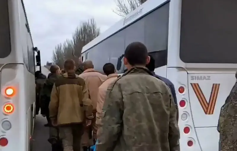 В результате длительных переговоров из украинского плена удалось вернуть 75 российских военнослужащих