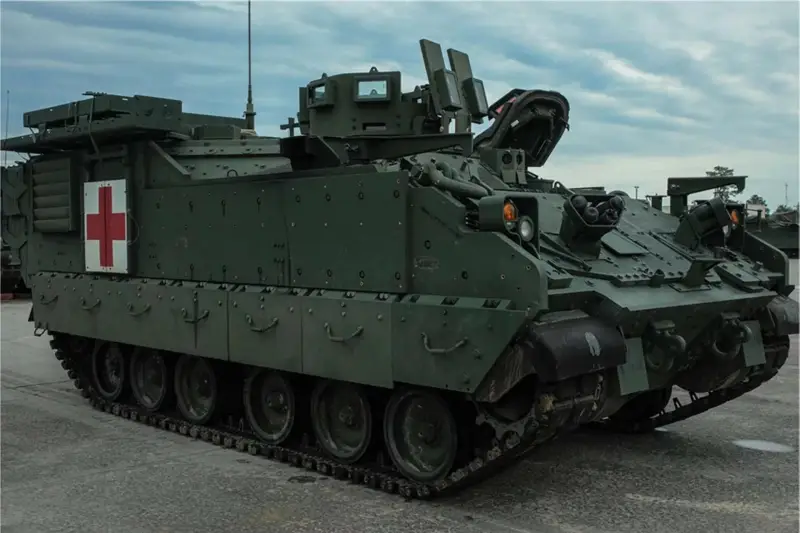 «Можем справиться с любым типом травм»: армия США переходит на новые санитарные машины AMPV