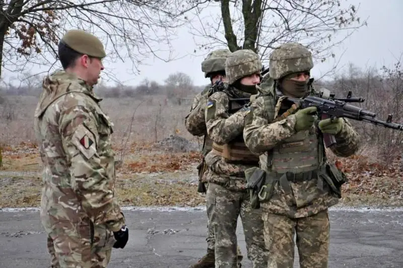 Экс-министр обороны Великобритании поддержал идею Макрона с отправкой западных военных на Украину