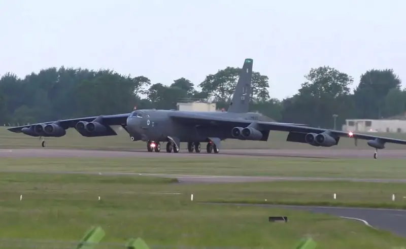 «Для изучения будущего театра боевых действий»: США перебросили группу стратегических бомбардировщиков B-52H в Европу