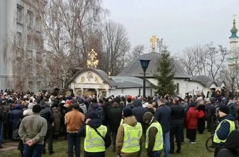 В Киеве снесли часовню Десятинной церкви X века канонической УПЦ