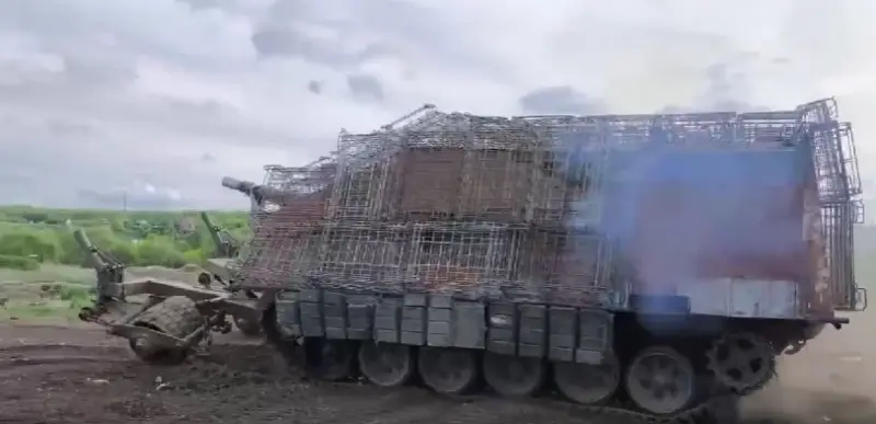 Показаны кадры участвующего в спецоперации российского танка – «дикобраза» с дополнительной защитой от дронов и мин