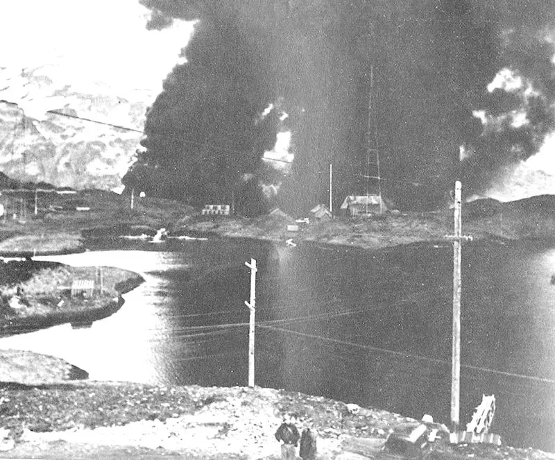 Радиостанция ВМС в Датч-Харборе горит после нападения Японии, 4 июня 1942 г.