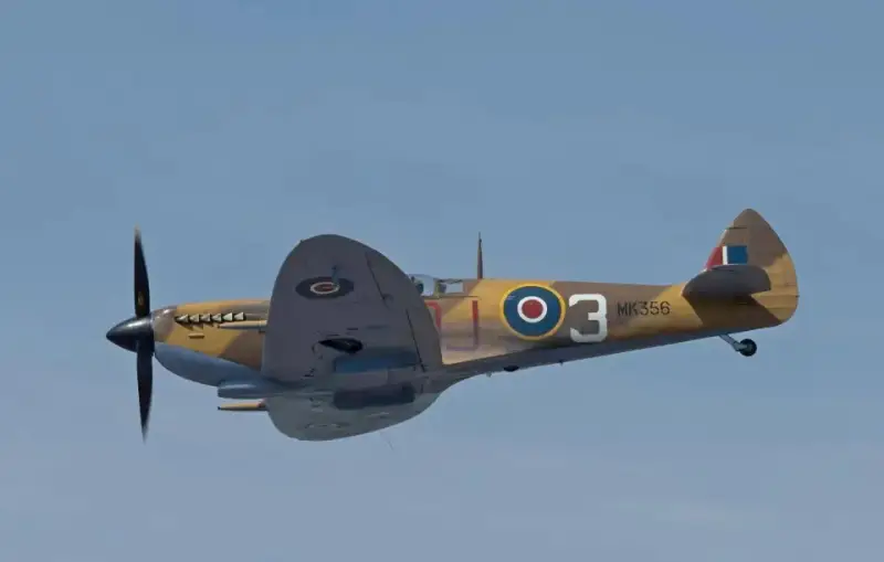 Британский военный лётчик разбился на истребителе Spitfire