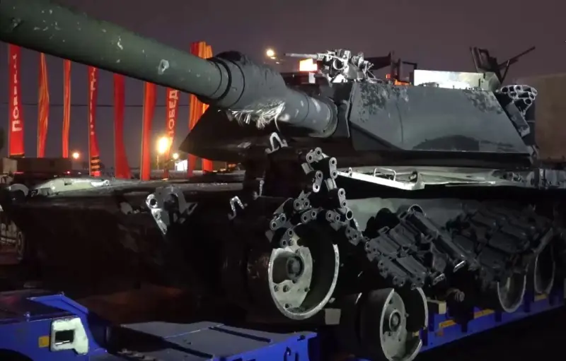Эвакуированный из-под Бердычей американский танк Abrams доставили на выставку трофейной техники на Поклонной горе