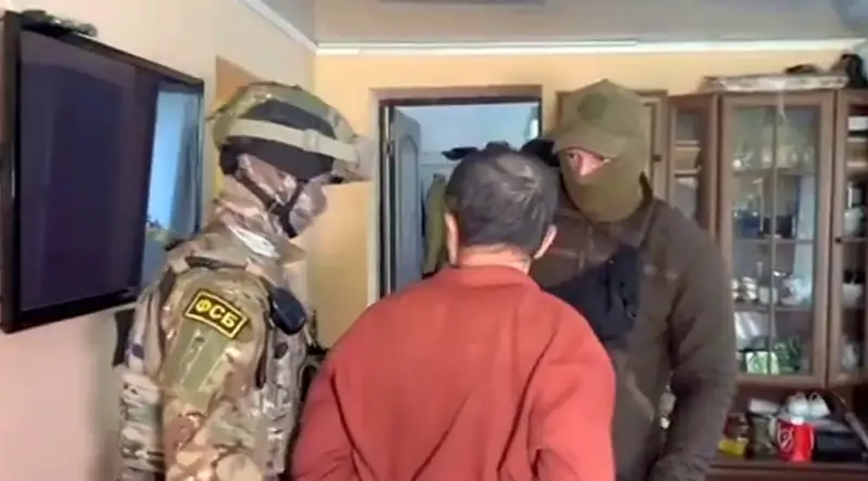 Показаны кадры задержания ФСБ РФ одного из террористов, готовивших подрывы железных дорог в Крыму