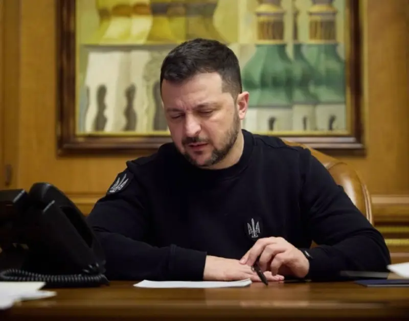 Зеленский опустился на третье место в рейтинге доверия граждан Украины