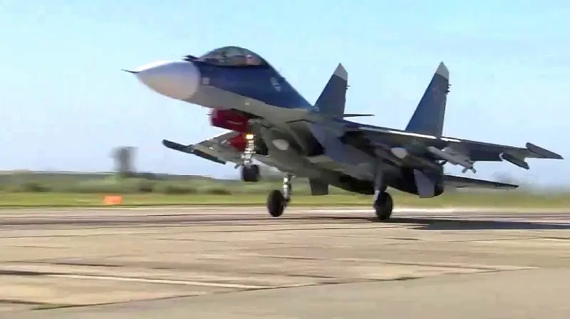 Sẵn sàng đối đầu F-16: Bộ Quốc phòng Nga trình diễn Su-30SM2 mang tên lửa không đối không tầm xa R-37M