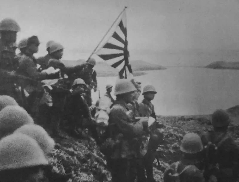 Las tropas japonesas izan la bandera de batalla imperial en la isla Kiska en las Islas Aleutianas el 6 de junio de 1942.