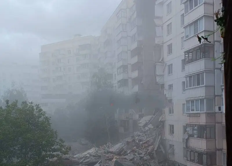 La entrada a un edificio de diez pisos en Belgorod se derrumbó como resultado del impacto de un misil ucraniano