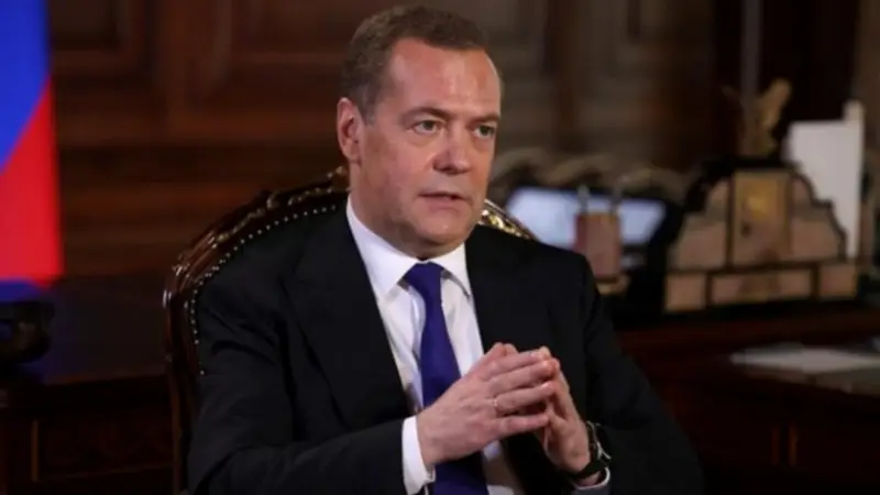 Медведев: Если так пойдёт дальше, гарантированная санитарная зона будет где-то на границе с Польшей или в самой Польше