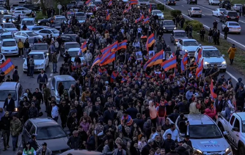 Протестующие в Ереване начали возводить баррикады