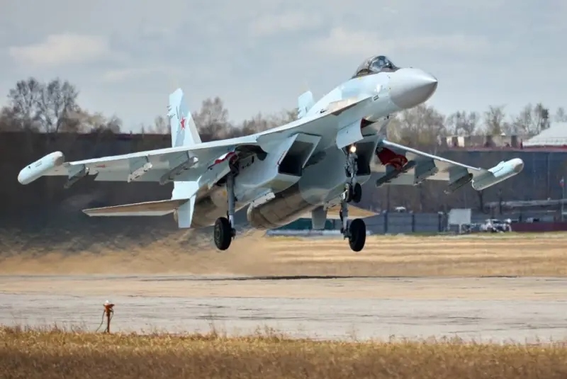 Российские военные получили новую партию многоцелевых истребителей Су-35С