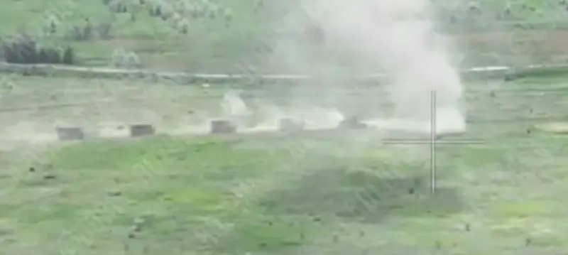 Новая тактика ведения боя: Россияне теперь используют танки-черепахи группами