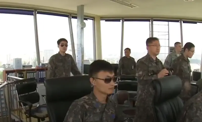 Южнокорейские военные провели учения по отражению воображаемой массированной северокорейской воздушной атаки