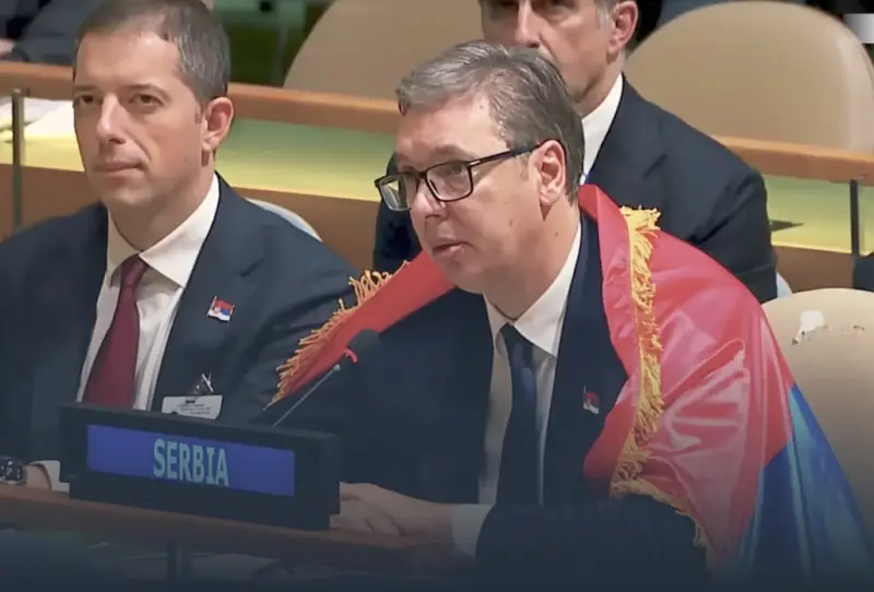 Вучич после одобрения Генассамблеей ООН резолюции о «геноциде в Сребренице» обернулся сербским флагом