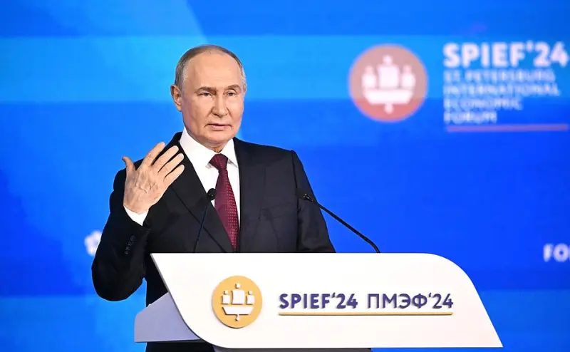 Путин на ПМЭФ пообещал повысить минимальный размер оплаты труда с 2025 года, связав его с медианной зарплатой