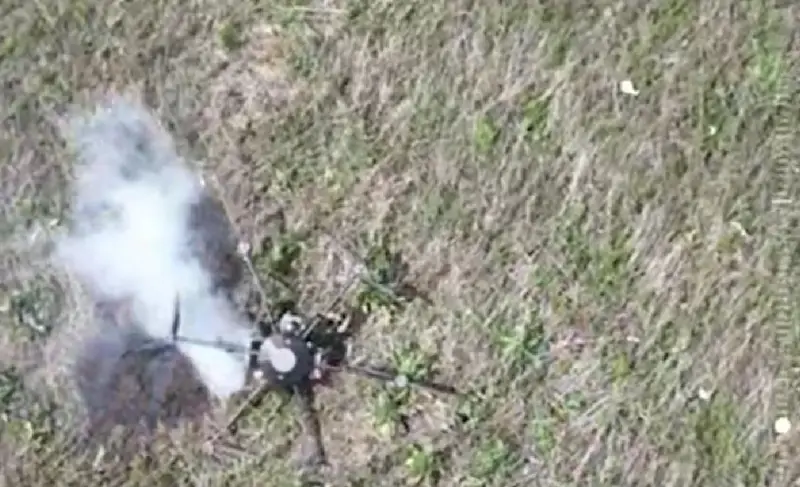 Бойцы ВС РФ с помощью средств РЭБ приземлили, а затем уничтожили тяжёлый дрон-бомбардировщик ВСУ