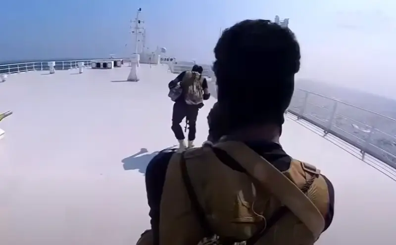 Центр морских операций ВМС Британии: Атакованное йеменскими повстанцами судно Tutor затонуло в Красном море