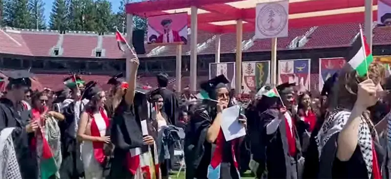 Сотни студентов Стэнфорда покинули церемонию вручения дипломов в знак протеста против поддержки властям США израильской войны в Палестине