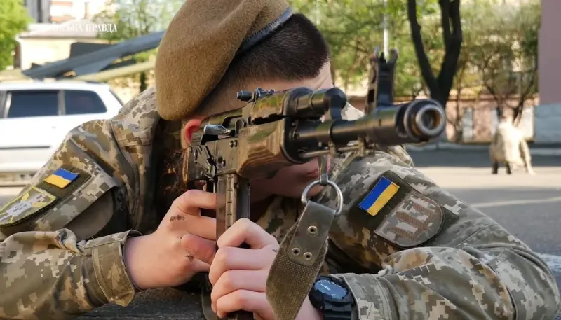 Опубликованы кадры подготовки украинских школьников к боевым действиям против российской армии