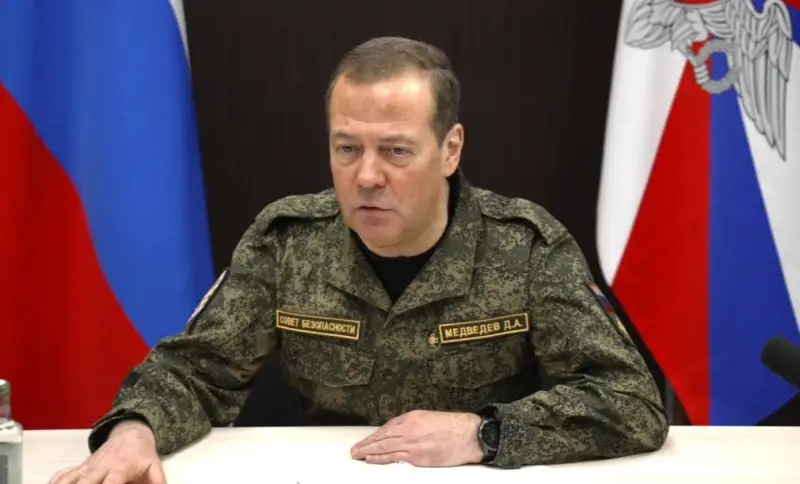 Медведев в привычной манере отреагировал на предложение США о начале диалога по СНВ-3