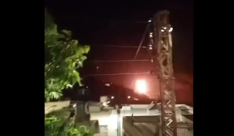 Появились кадры сброса армией Израиля фосфорных бомб на ливанский город Кфар-Кила