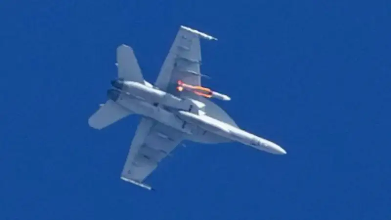 В кадр попал американский истребитель Super Hornet с подвешенной зенитной ракетой Standard SM-6