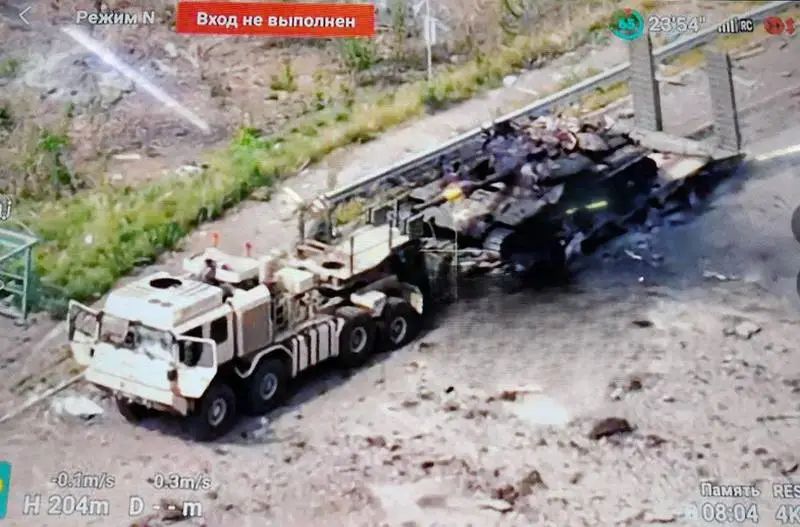 «Навигатор подвёл»: Водитель украинского тягача MAN HX81 привёз на позиции российских войск танк Т-64БМ «Булат»