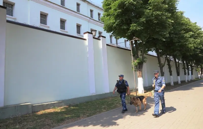 SHOT: сотрудники ростовского СИЗО-1 могли передавать заключённым ножи и телефоны за вознаграждение