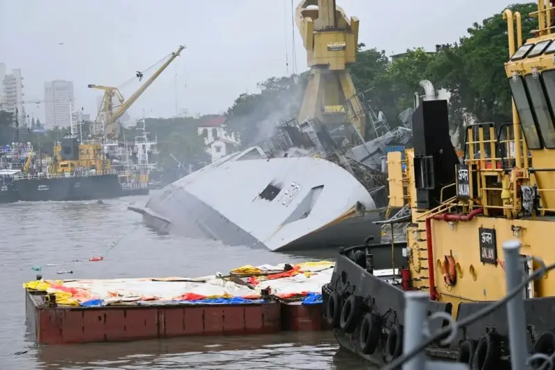 Indian Navy frigate F31 Brahmaputra project 16A went on board and sank in the port of Mumbai