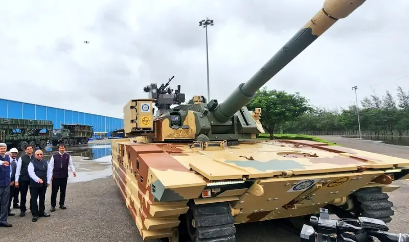 Западные комплектующие вместо российской модели: Индия представила легкий танк Zorawar