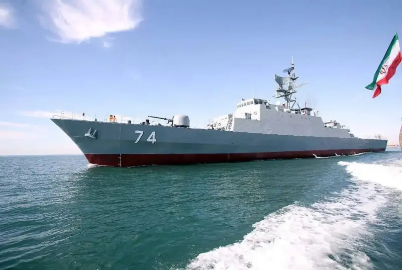 В порту Бендер - Аббас в Персидском заливе по неизвестной причине затонул фрегат ВМС Ирана IRIS Sahand (F-74)
