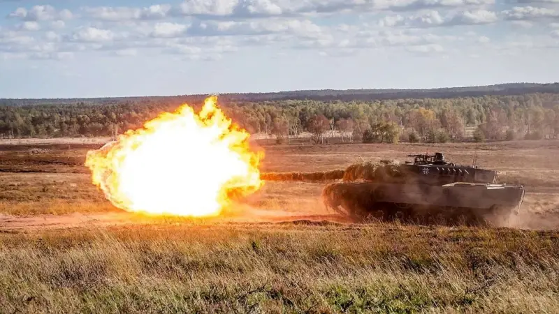 In Deutschland eröffnete ein Panzer das Feuer auf einer Autobahn und Granaten beschädigten Zivilfahrzeuge