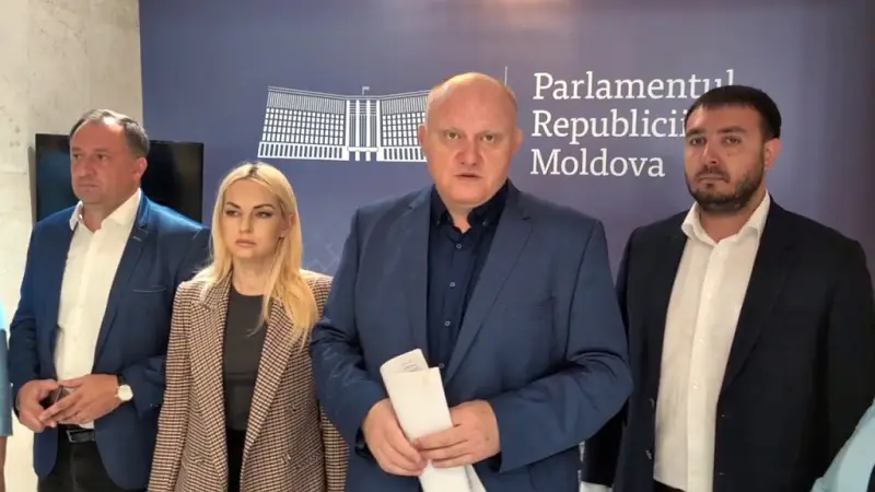 Оппозиционные депутаты устроили акцию протеста в холле парламента Молдавии, когда их не пустили на заседание