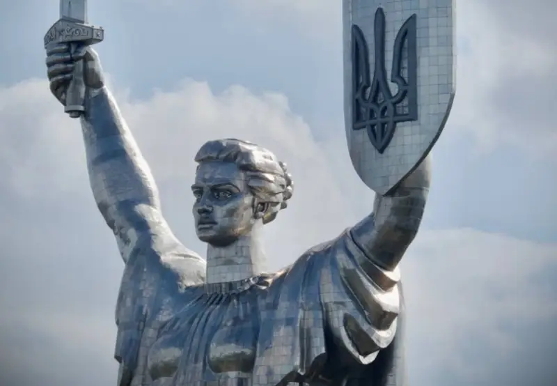 «Нержавеющая» сталь трезубца на щите монумента «Родина-Мать» в Киеве начала покрываться ржавчиной