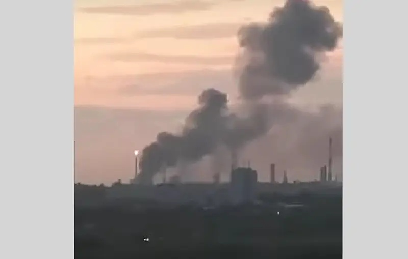 Возгорание на Омском НПЗ потушено, завод работает в штатном режиме