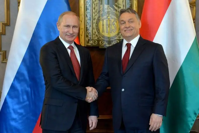 Politico: В Европарламенте призывают наказать Венгрию за смягчение визового режима для России