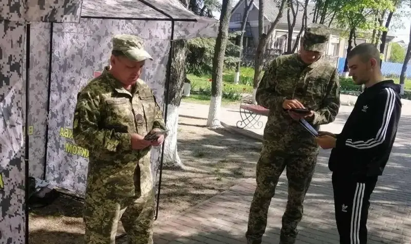 «Очереди в ТЦК - это за отсрочкой»: Украинские военкомы жалуются на отсутствие желающих добровольно идти воевать