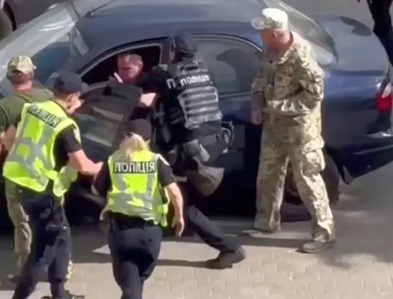 В Харькове сотрудники ТЦК пытались вручить повестку водителю со справкой, что он «числится погибшим»