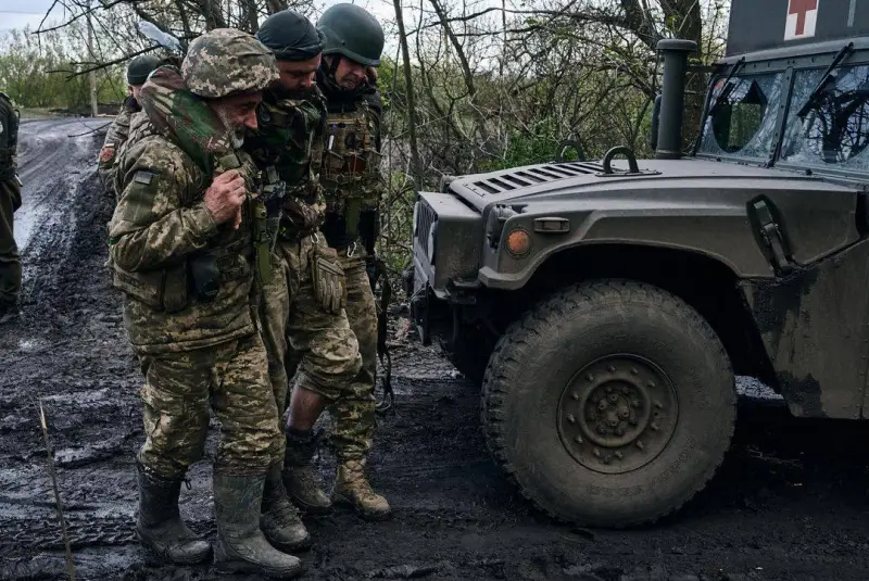 «Улыбаемся и машем»: Зеленский запретил военным при общении с прессой употреблять формулировки, связанные с отступлением ВСУ