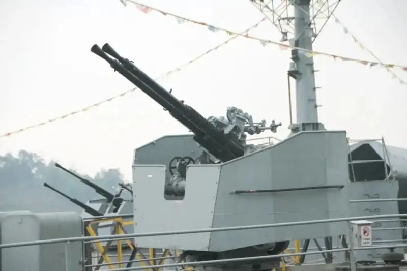 Средства ПВО китайского флота: 12,7-14,5-мм зенитные пулемётные установки, а также 25, 30 и 37-мм зенитные автоматы первого поколения