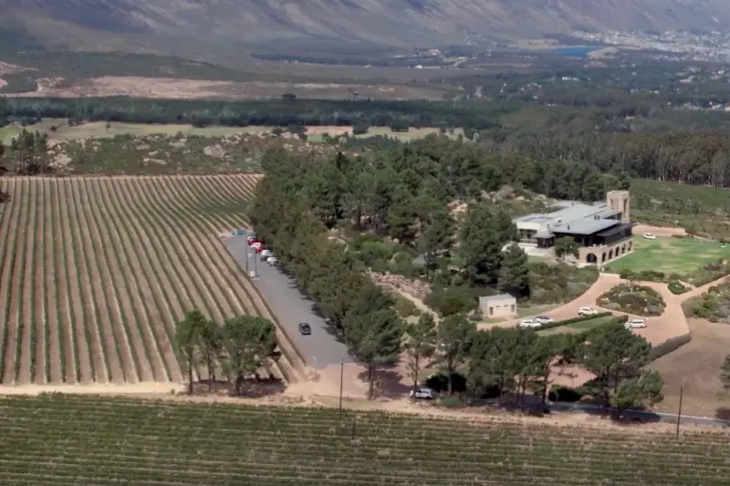 Трамп прекращает финансировать родную страну Илона Маска из-за конфискации земель белых фермеров